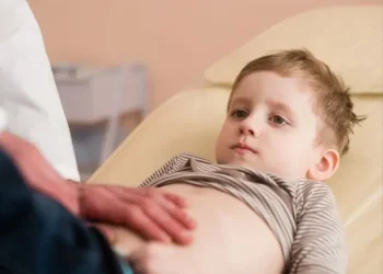 Nueva variante de covid podría ser la causa del misterioso brote de hepatitis en niños