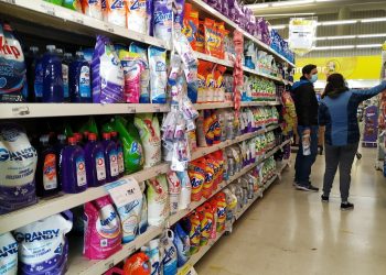 Productos de limpieza: por la escalada de precios, los mendocinos buscan ofertas y compran suelto