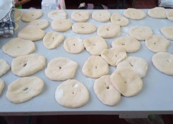 Hacen tortas fritas para juntarfondos y pintar una escuelade Pueblo Diamante