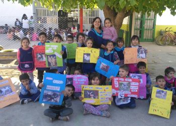 Niños de un jardín de Salto de las Rosas buscan hogar para perros callejeros