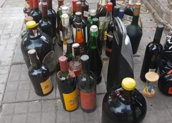 Viral: Le prohibieron el alcohol y su familia sacó a la calle decenas de botellas, los vecinos se llevaron todo
