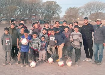 El futbolista sanrafaelino Bruno Valdéz entregó pelotas a una escuelita de fútbol de Cuadro Nacional