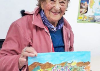 Raquel tiene 90 años, estudia y hace “obras de arte” en el CEBJA Norma Díaz