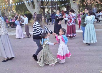 Pese al frío, los vecinos de Goudge se juntaron a bailar el Pericón