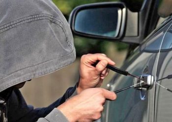 Siguen los robos en autos estacionados