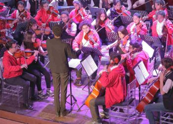 La orquesta juvenil de la Escuela Conrado Atencio ensaya junto al coro de la FCAI