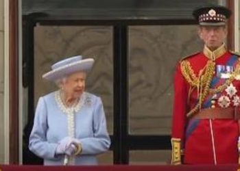 Una multitud acompañó a la reina Isabel II en el primer día de celebración de sus 70 años en el trono
