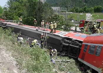 Al menos cuatro personas murieron y 60 resultaron heridas en un accidente de tren en Alemania
