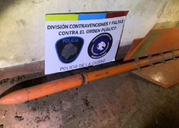Allanaron una casa por violencia de género y encontraron un cohete militar