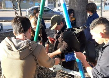 Alumnos de Salto de las Rosas colaboraron con la reparación de los juegos de la Plaza Manuel Belgrano