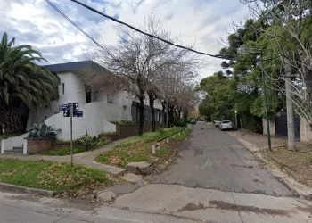Atroz crimen: un asaltante ahorcó a un hombre con un cable y lo tiró en la pileta de la casa