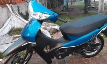 Compró una moto para trabajar de delivery y terminar la escuela pero se la robaron: “Lloro todo el día”