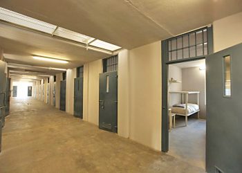 Condenan a dos presos por golpear a un joven dentro de la cárcel