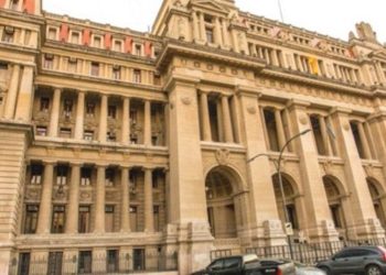 Condenaron a 11 años de cárcel a un hombre que abusaba de una niña y hacía participar a su hijo