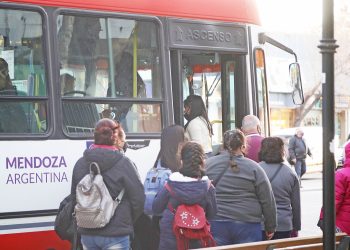 Vecino se queja de que algunas líneas de colectivos no paran en determinados horarios afectando la llegada de alumnos a su casa