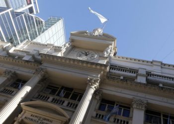 El Banco Central aumentó a 53% la tasa de los plazos fijos