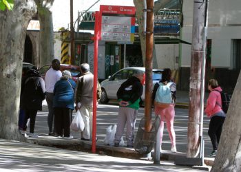El Gobierno distribuirá fondos a los municipios para que construyan paradas de colectivos