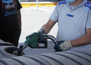 El aumento del gasoil a los extranjeros disparó una discusión sobre discriminación