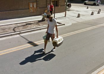 El día que Google Maps captó a Gil Pereg paseando a uno de sus gatos