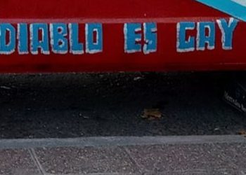 «El diablo es gay»: la llamativa camioneta que circula por General Alvear