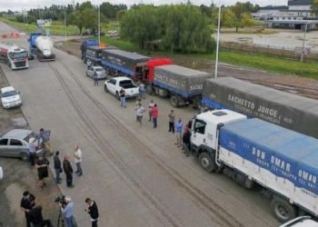 El transporte de cargas advirtió que se agrava la falta de gasoil: alertan por sobreprecios en el interior