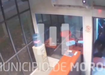 Entran a un destacamento policial, golpean a una oficial y le roban su arma reglamentaria y chaleco