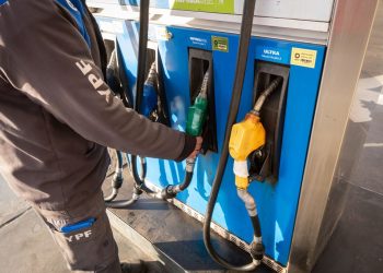 Escasez de gasoil: podría verse afectado el sector del turismo el fin de semana largo