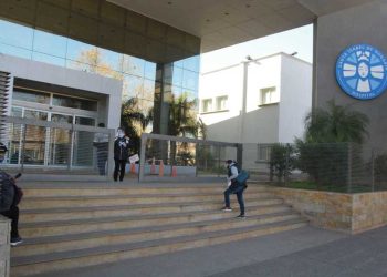 Estaba trabajando, se le cayó una amoladora a la cabeza y perdió un ojo