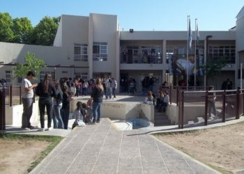 Explicaron porqué alumnos del  Polivalente de Arte no pueden almorzar en la institución sino en la plaza