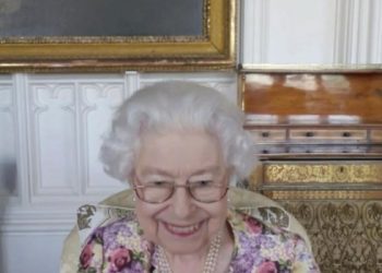 Isabel II inauguró el concierto en su honor tomando el té con el oso Paddington