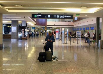 Mendoza anunció el regreso de la conexión aérea con Lima
