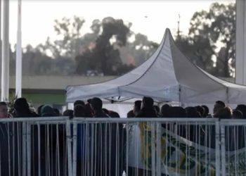Multitudinaria despedida al cantante El Noba en Florencio Varela