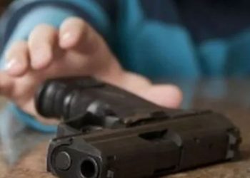 El caso que conmociona al mundo: Nene de 8 años se puso a jugar con el arma de su papá y mató a una beba