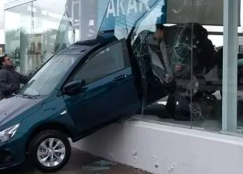 Comodoro Rivadavia: Puso en marcha un auto 0 Km en una concesionaria y lo estrelló contra la vidriera