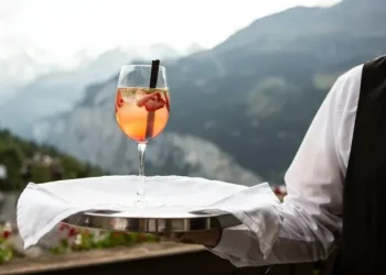 Repudio en las redes a una oferta para trabajar de mozo 74 días seguidos sin descanso