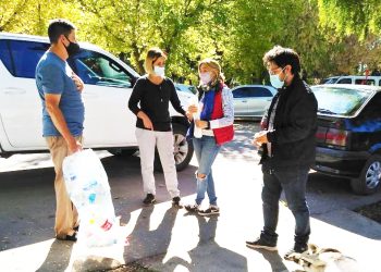Se realizó un nuevo “Eco Canje”  y los vecinos se llevaron su planta y bolsita reutilizable