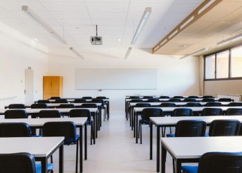 Docentes universitarios realizan una medida  de fuerza por salarios