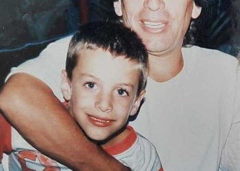 Su hijo piloto murió a los 22 y, con sus muñecos de Mario Bros, él corre carreras para recordarlo