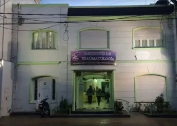 Un paciente le tiró ácido a un traumatólogo de San Juan: le quemó la cara, las manos y la cabeza