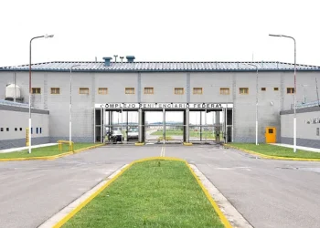Un preso muerto y tres intoxicados en la cárcel federal de Ezeiza: la Policía Federal allanó el penal
