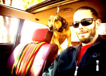 Charly, el viajero que recorre el país con su perro en un Peugeot 404, de visita por San Rafael