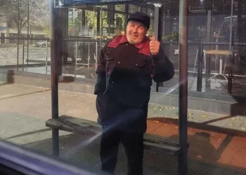 Viral: contó que su abuelo la acompaña todas las mañanas a tomarse el colectivo y enterneció a todos en Twitter