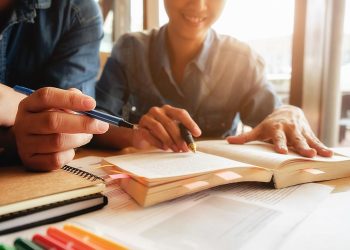 Vocación por enseñar: preparan clases  de apoyo gratuitas en matemática, física, química, geografía, historia e inglés