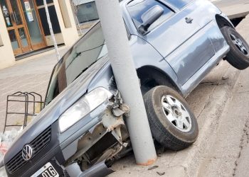 Un auto apareció dentro de la acequia en la Av. Yrigoyen