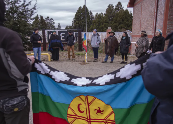 “Inaceptable”, “un atropello”: polémica por el izamiento de la bandera mapuche en la Universidad Nacional del Comahue