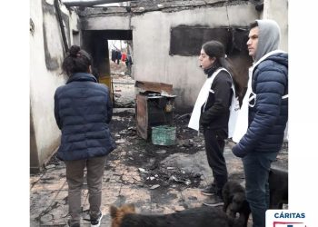Cáritas entregó donaciones a familia afectada por un incendio en El Molino