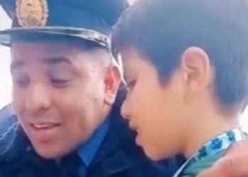 Conmovedor video en San Juan: Un nene no vidente le pidió a un policía que cantara la canción que le cantaba su abuela