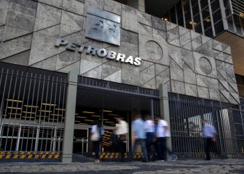 Tras cruce y desacuerdo con Bolsonaro renunció el CEO de Petrobras