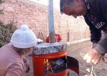 Madres Cocinando enseñó a hacer estufas solidarias en El Nihuil
