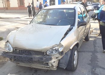 Fuerte accidente vial entre  dos vehículos en plena ciudad